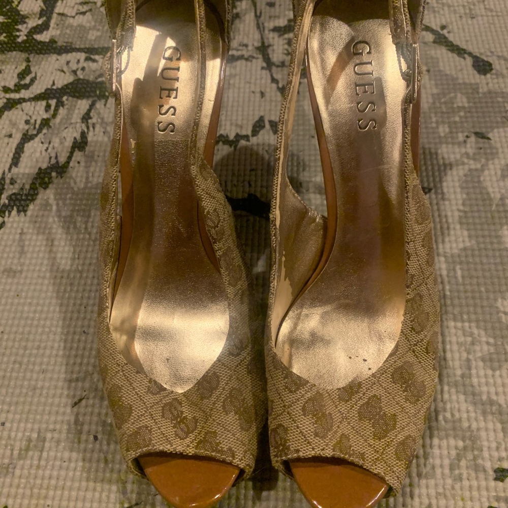 Guess pumps